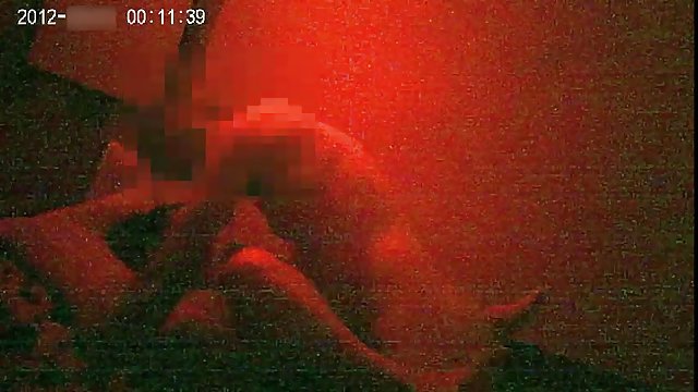 یک پسر در حالی که پورنو تماشا می کند ، فیلم سکسی داغ جدید دختری را می خورد