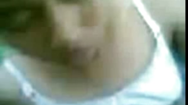 زن و شوهر جوان جنسیت خود را به کون داغ داغ همه نشان می دهند