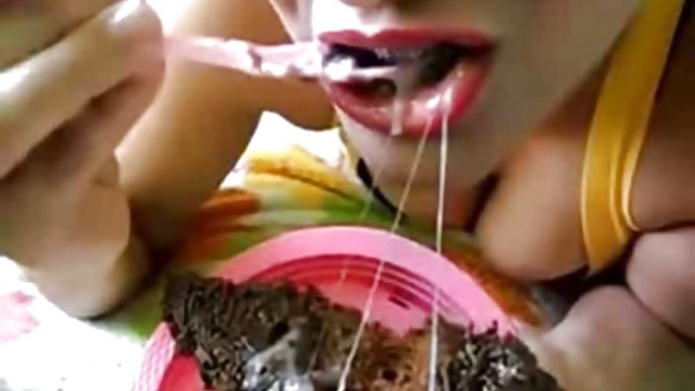 نوزادان جوان جلوی یک وب کم لیس می زنند سکس خارجی داغ