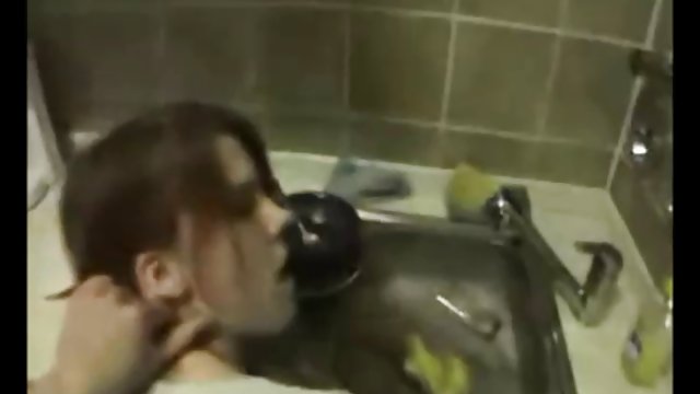 مردی در آشپزخانه دختری را با جوراب ساق بلند سکس داغ وحشی می کند