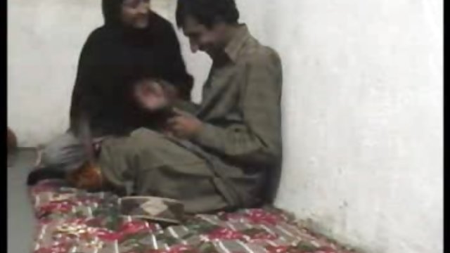 سرپرست پیراهن زندانی را با لیس زدن به همبازی ها دفع می کند سکس داغ در اینستاگرام