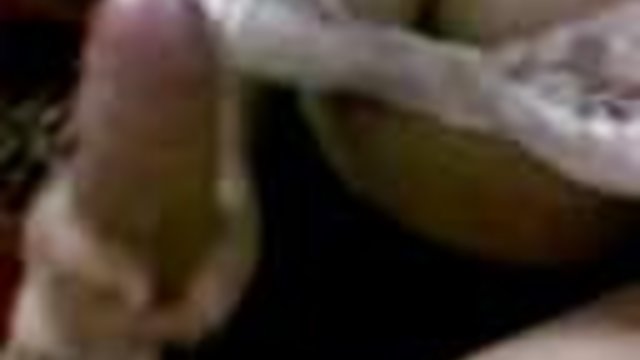 بانوی با جوانان بزرگ چت سکسی داغ سوار بر عضوی از یک پسر جوان است