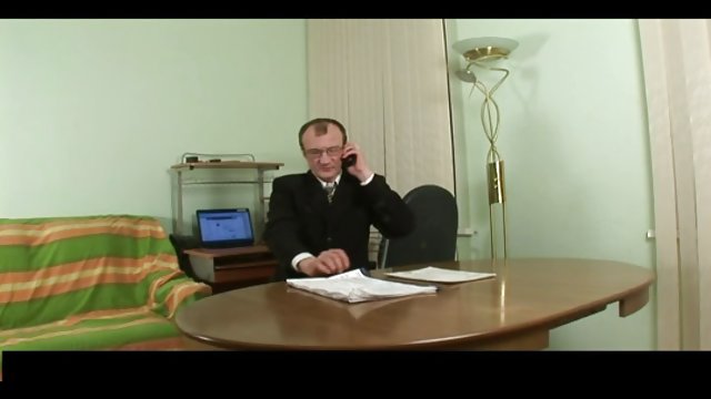 او یک بلوند زیبا را به سه سوراخ فرو کرد و دهانش را پر سکس داغ گروهی از اسپرم کرد
