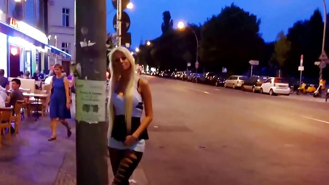 آنیتا دیلدو صورتی تصاویر سکسی داغ را قورت می دهد
